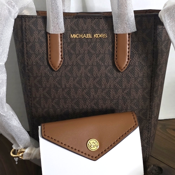 NEW Michael Kors Mini Vincent Logo Crossbody With Card Case. - Picture 8 of 9